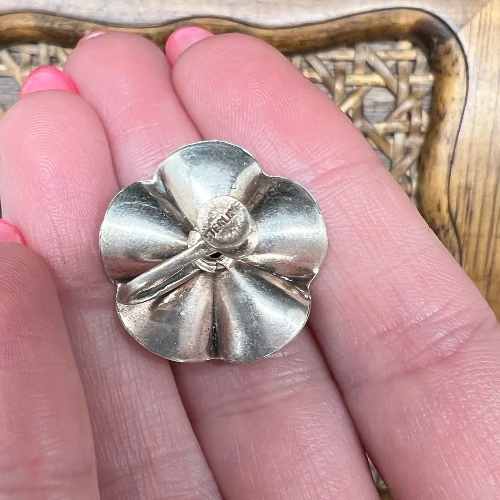 Vintage Silver Flower Shaped Earrings | Screw Back - Picture 4 of 13